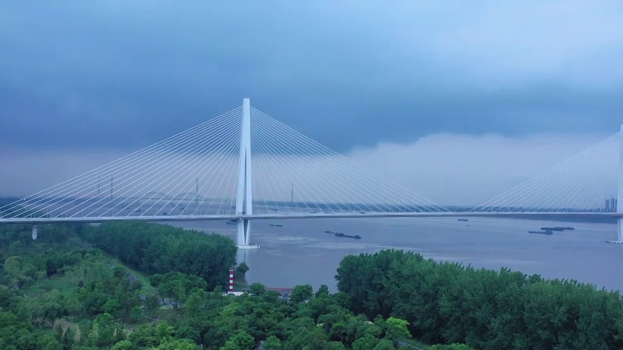 风雨来临前的南京江心洲长江大桥（南京长江第五大桥）和长江的航拍风光视频素材