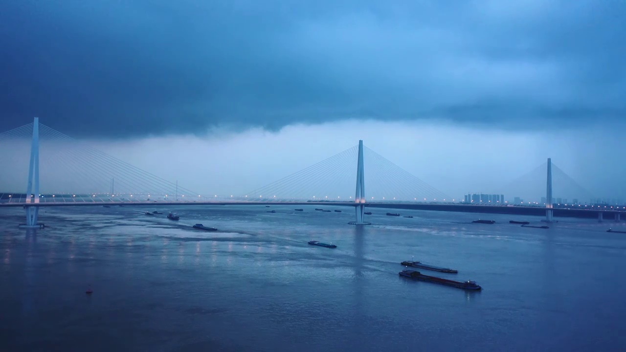 风雨天气中的南京江心洲长江大桥（南京长江第五大桥）和长江的航拍风光视频素材