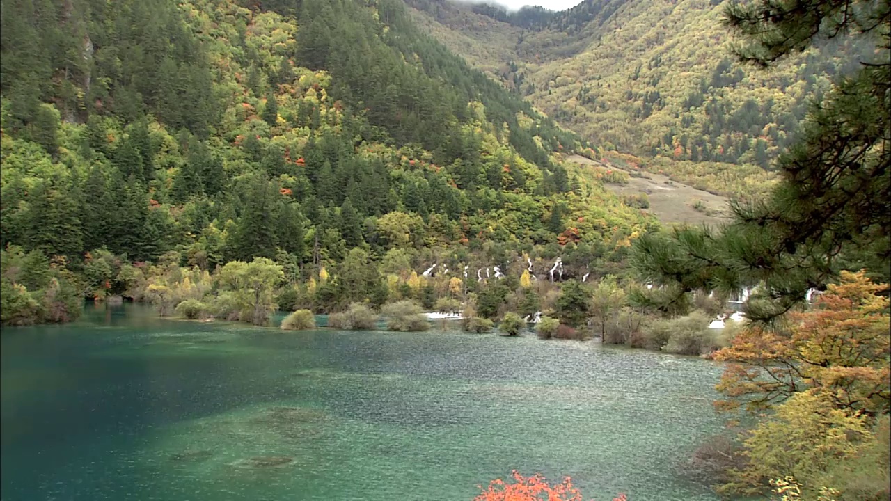 四川九寨沟火花海瀑布湖泊固定机位视频素材