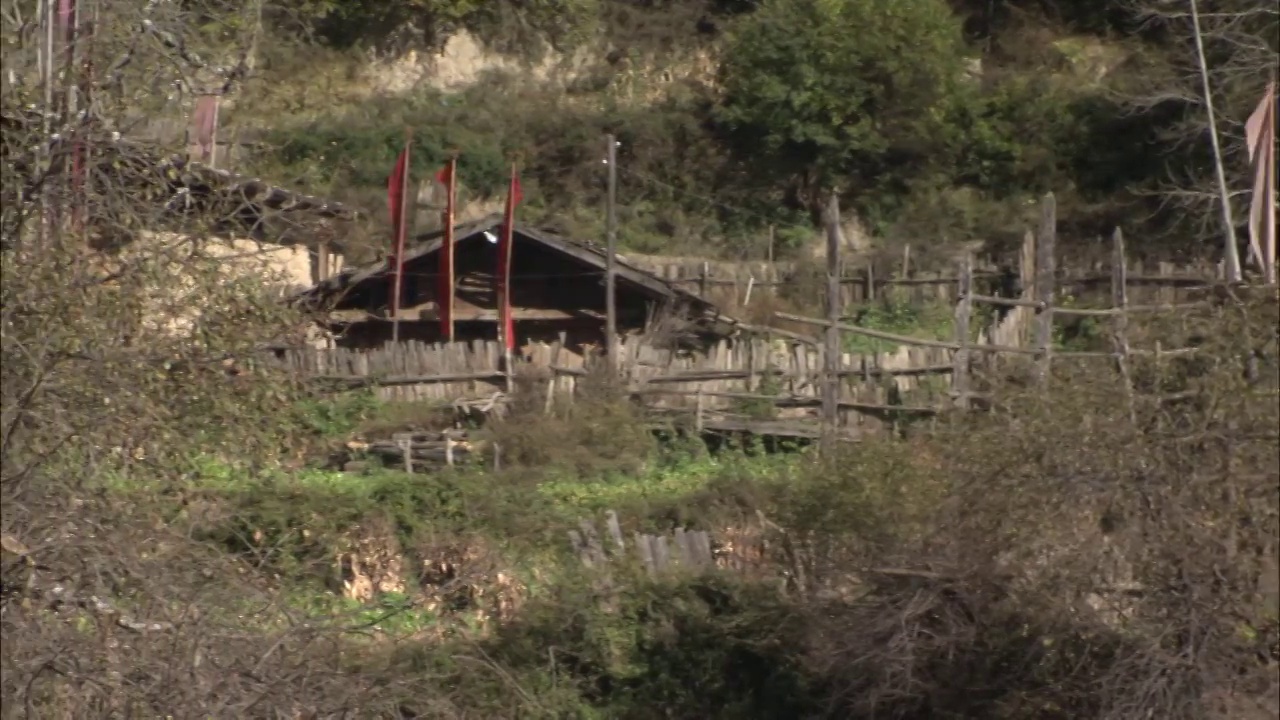 四川九寨沟村寨藏民的木屋门前的经幡滑轨镜头视频素材