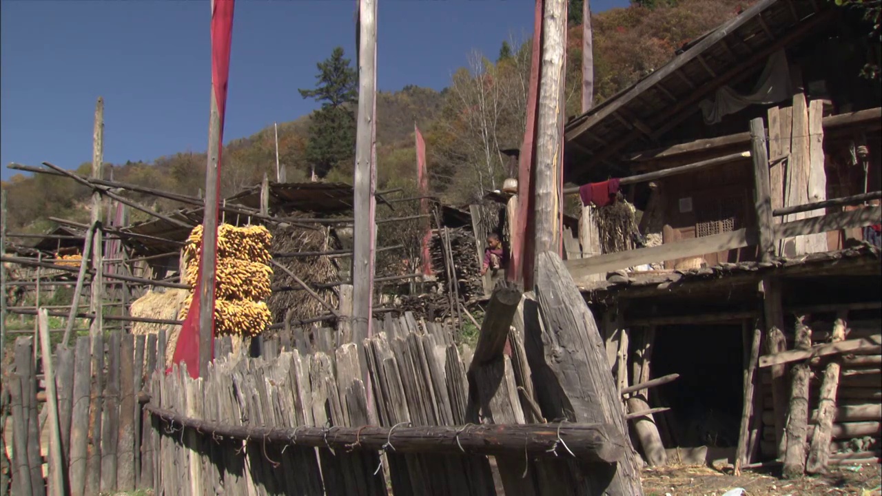 四川九寨沟藏民屋外的飘扬的经幡滑轨镜头视频素材