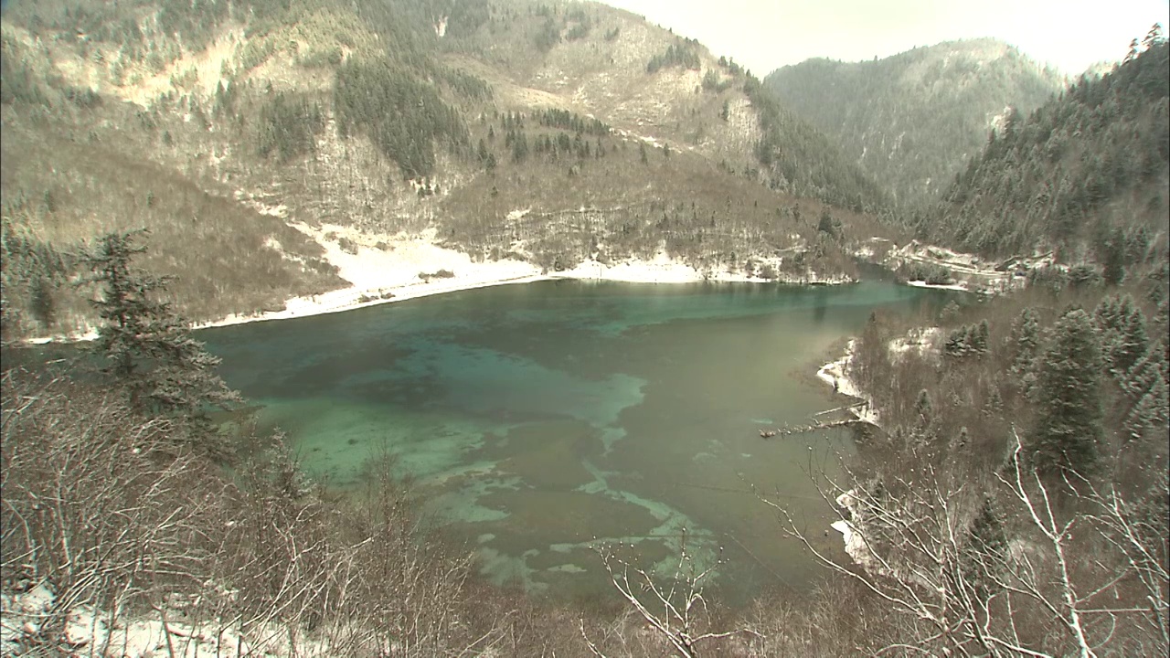 四川九寨沟雪景有雪的山和湖泊固定机位视频素材