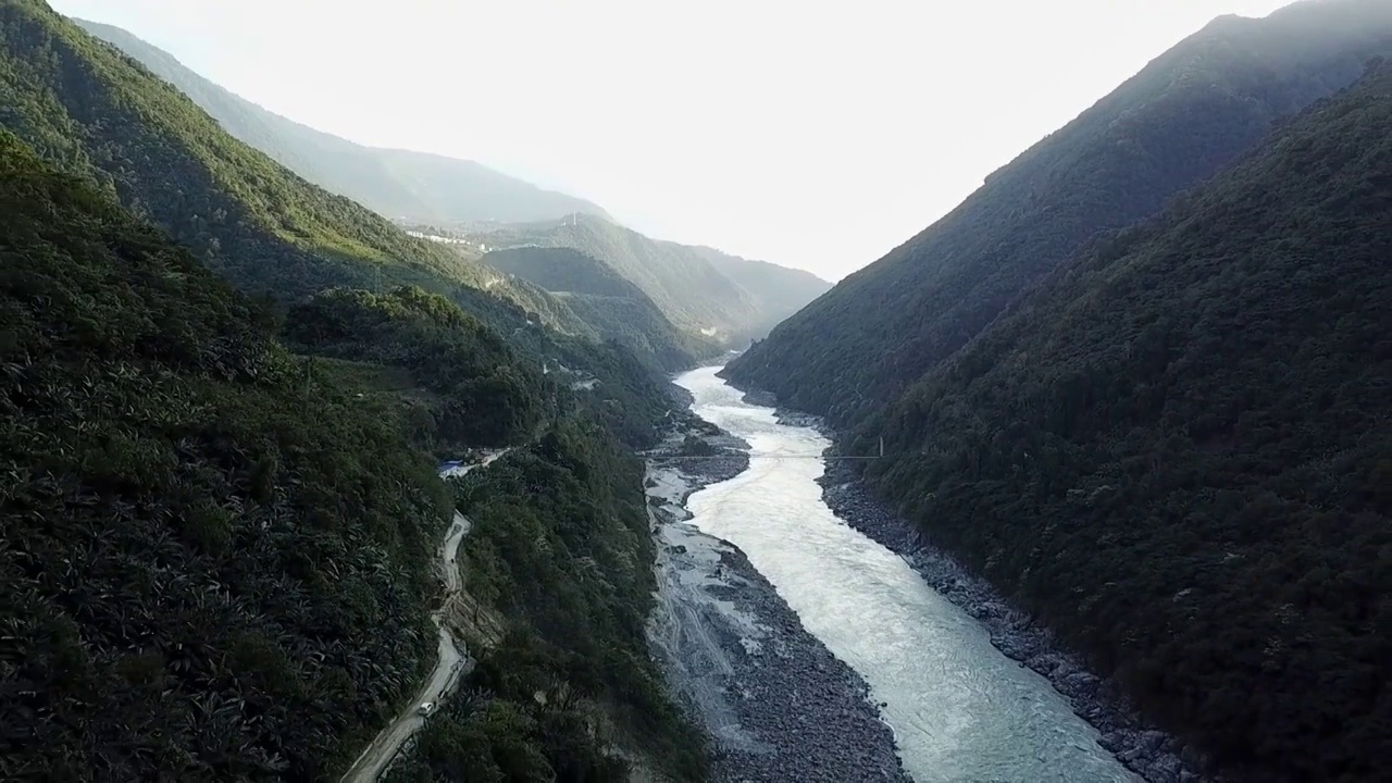 西藏林芝墨脱公路雅鲁藏布江大峡谷视频素材