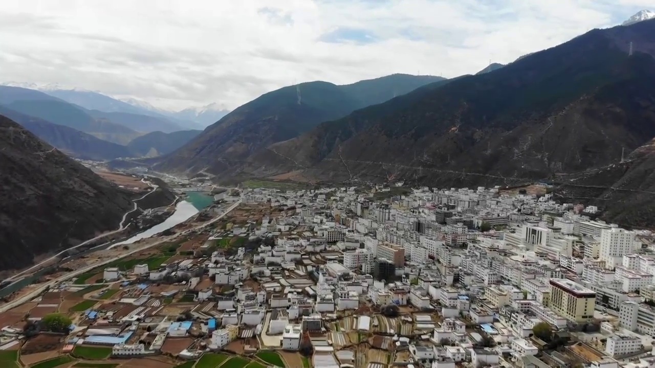 四川甘孜乡城县香巴拉小镇田园风光视频素材