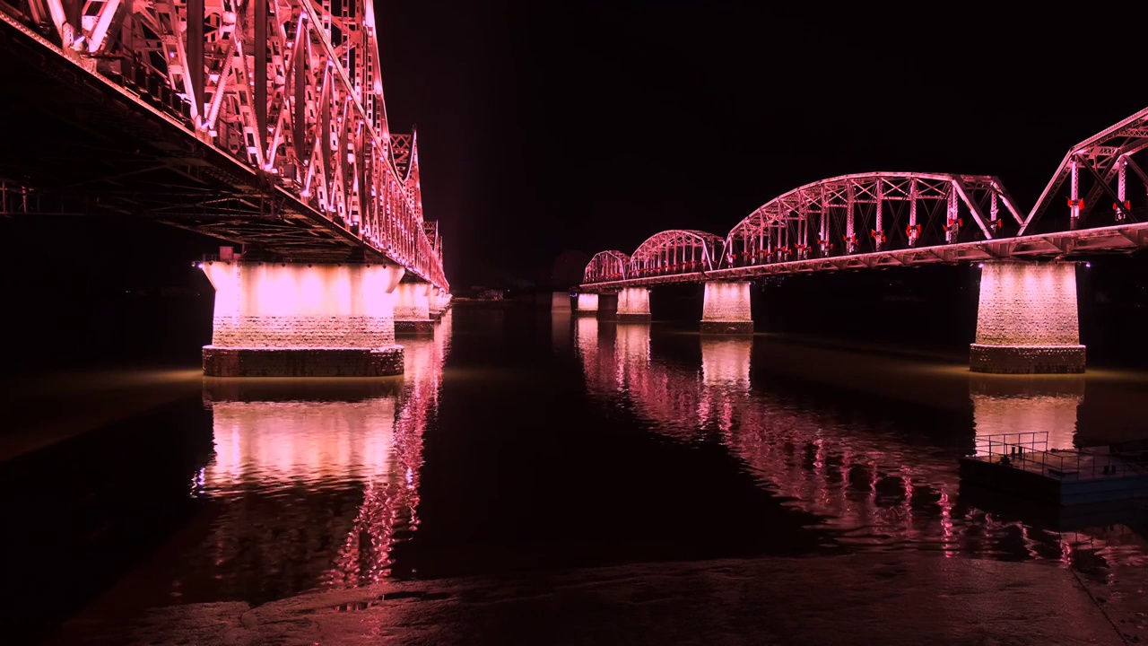 丹东鸭绿江大桥夜景灯光视频素材