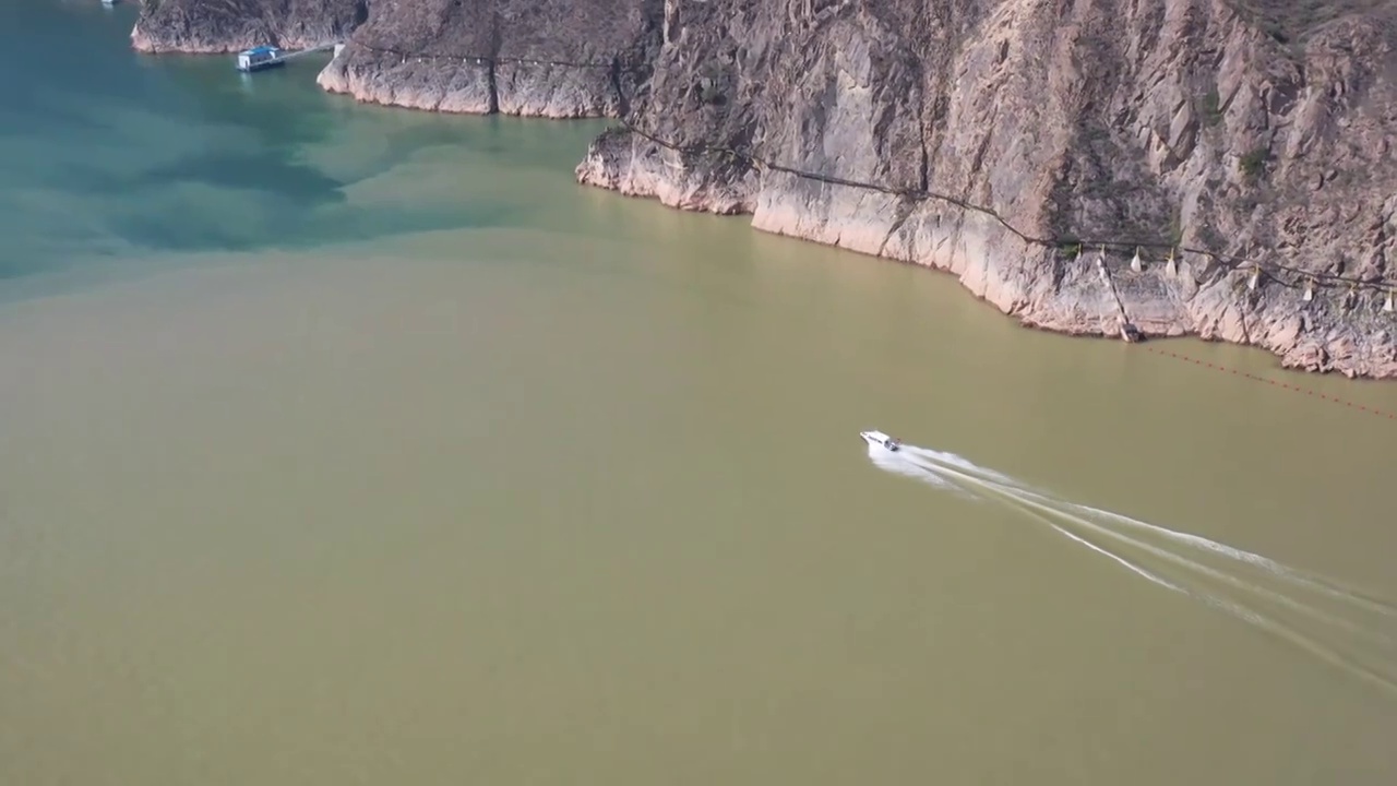 航拍甘肃兰州黄河洮河交汇处刘家峡水库视频素材