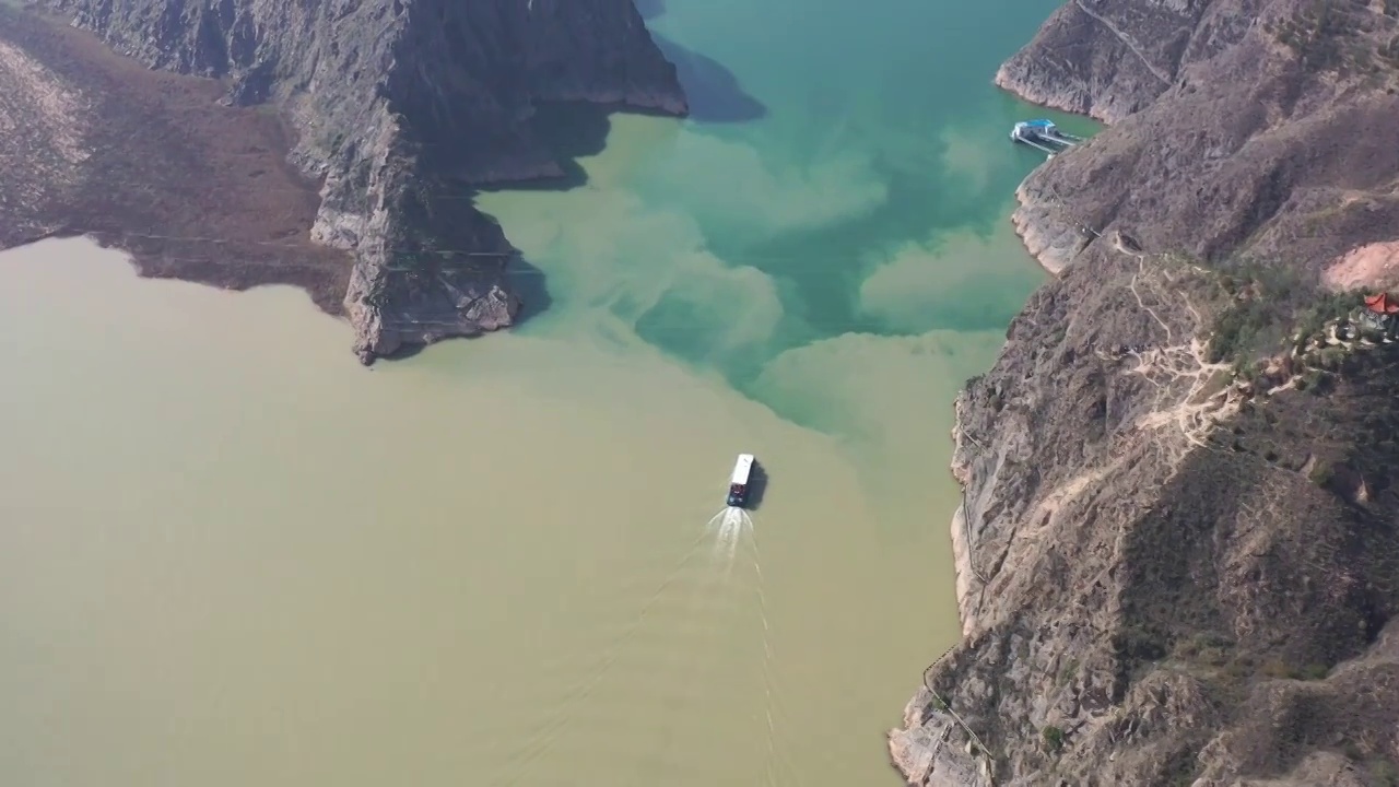 航拍甘肃兰州黄河洮河交汇处刘家峡水库视频素材