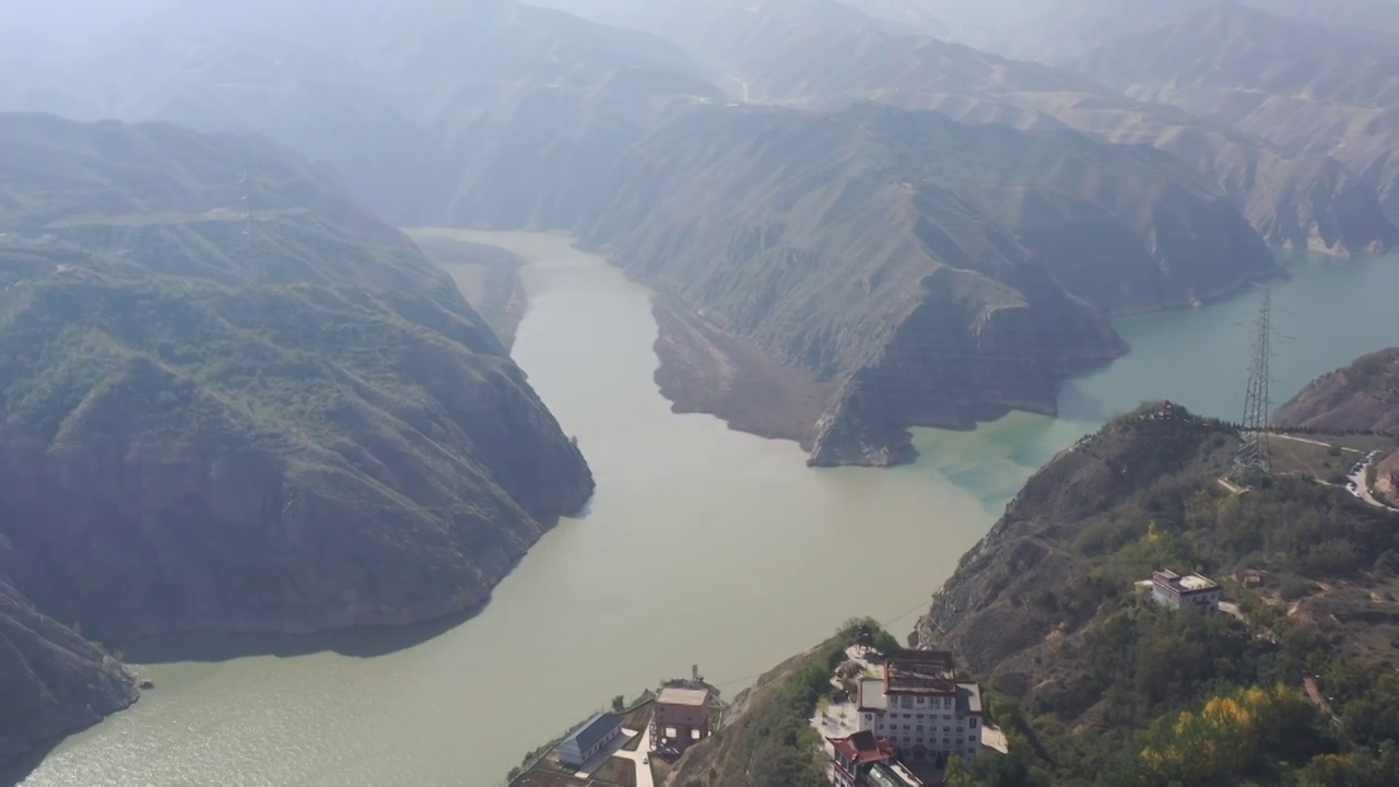 航拍甘肃兰州黄河洮河交汇处刘家峡水库视频素材