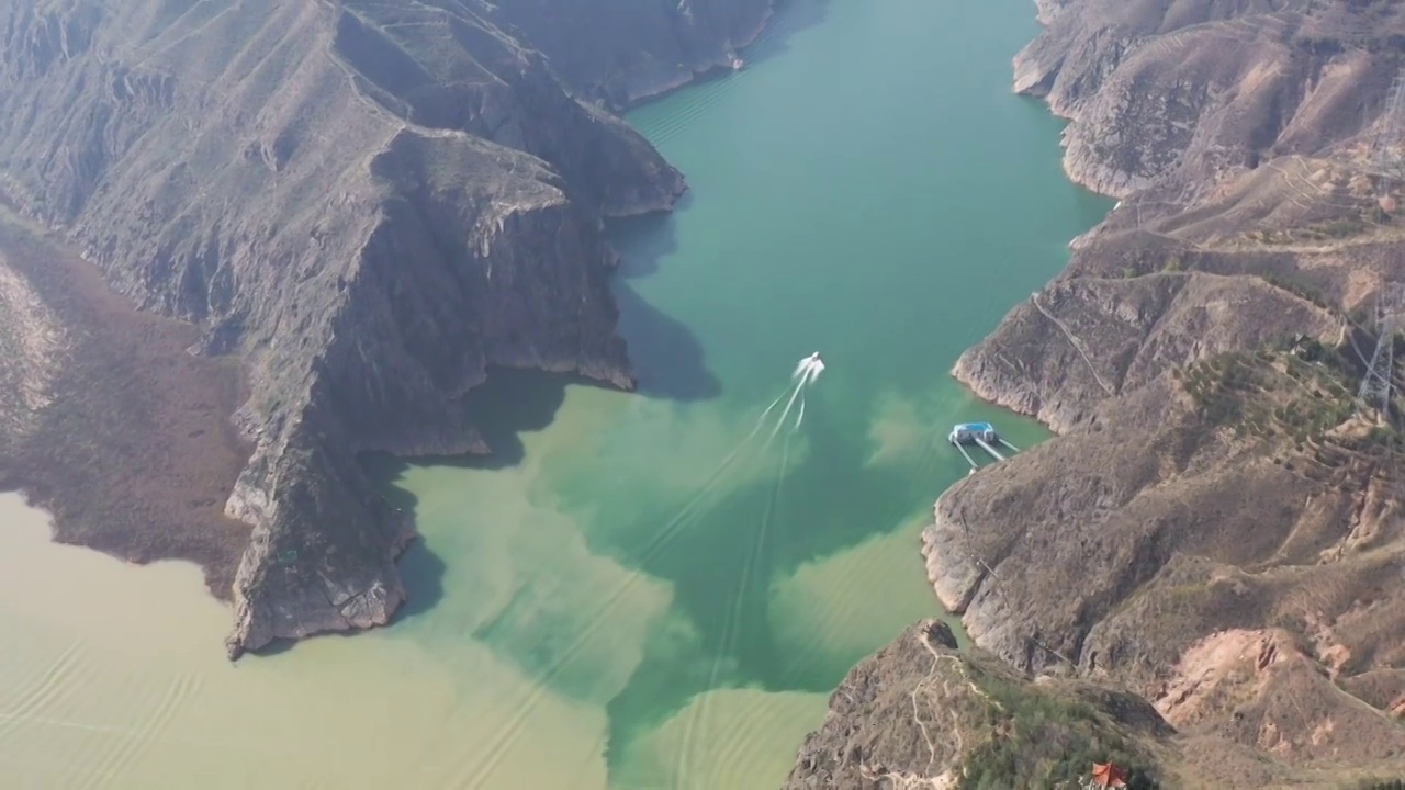 航拍甘肃兰州黄河洮河交汇处刘家峡水库视频素材