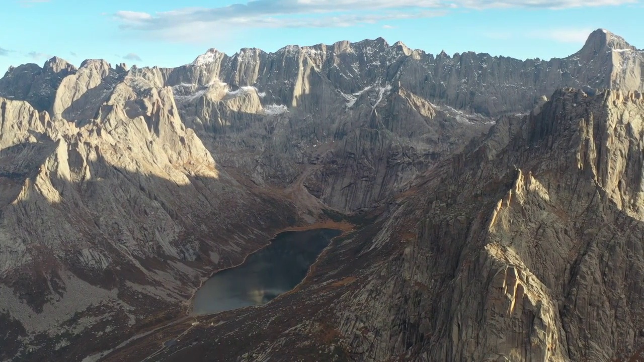 航拍四川阿坝莲宝玉则风景区高山山脉胡泊自然风光视频素材