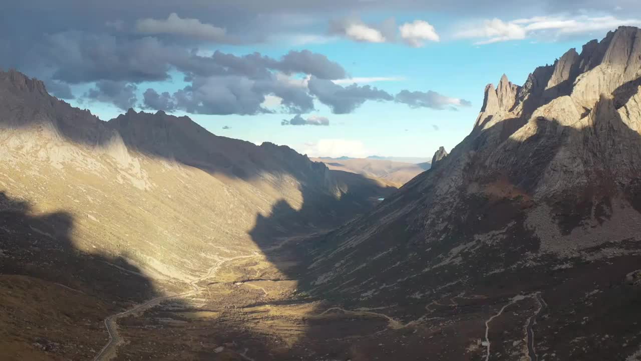 航拍四川阿坝莲宝玉则风景区高山山脉胡泊自然风光视频素材