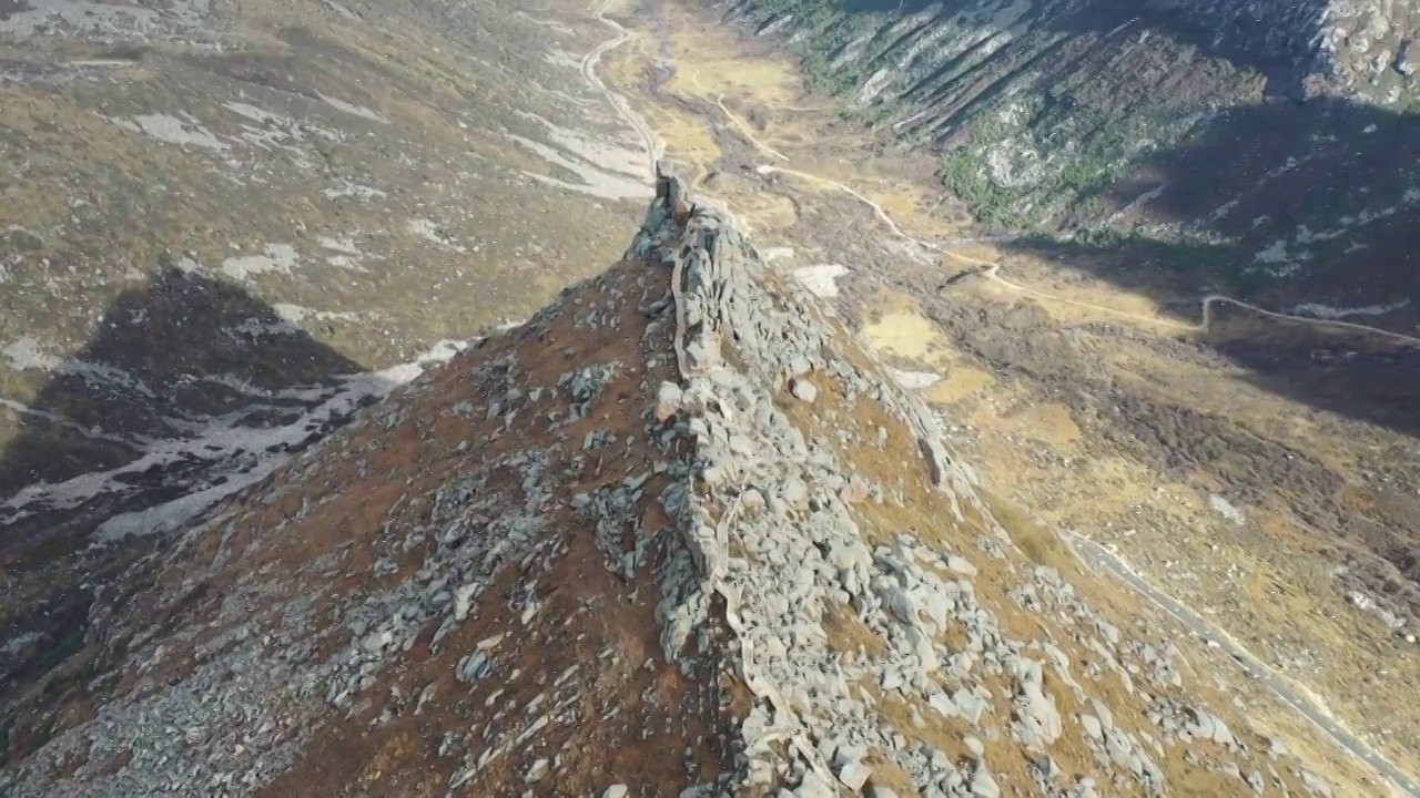 航拍四川阿坝莲宝玉则风景区高山山脉胡泊自然风光视频素材