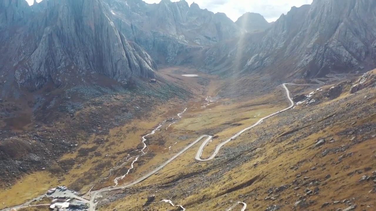 航拍四川阿坝莲宝玉则风景区高山山脉胡泊自然风光视频素材