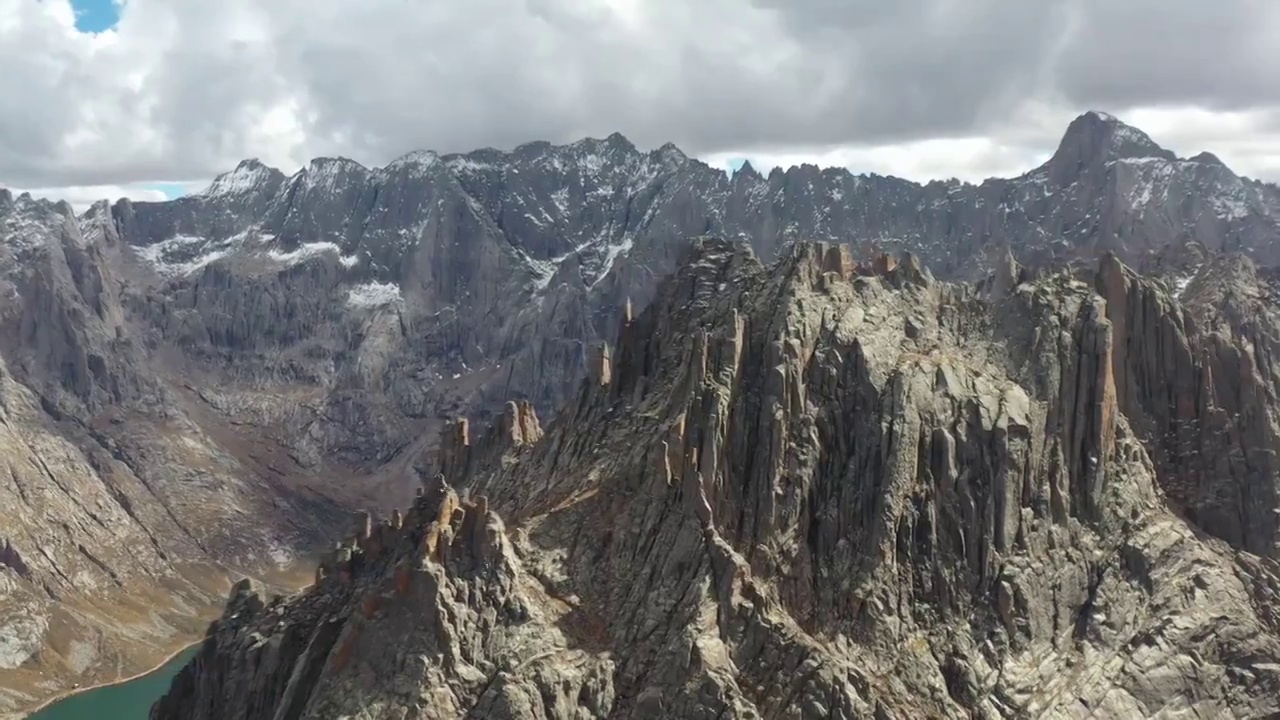 航拍四川阿坝莲宝玉则风景区高山山脉胡泊自然风光视频素材