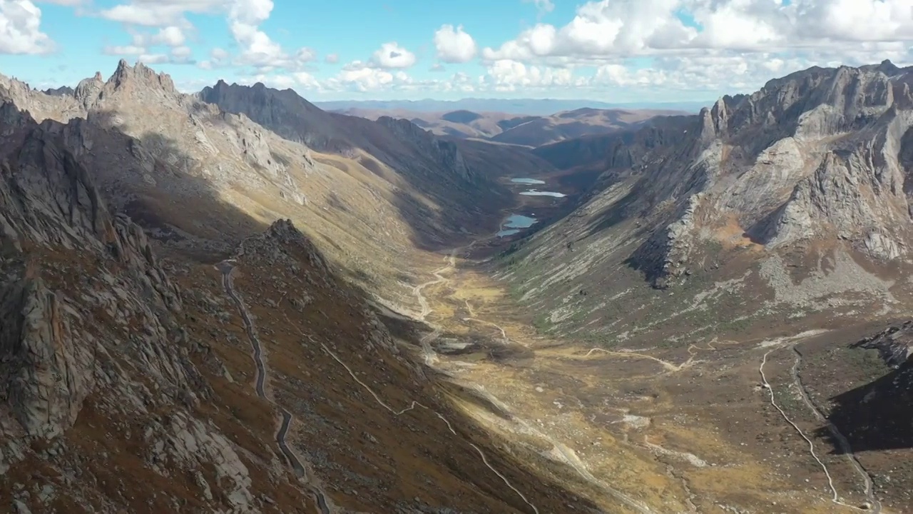 航拍四川阿坝莲宝玉则风景区高山山脉胡泊自然风光视频素材