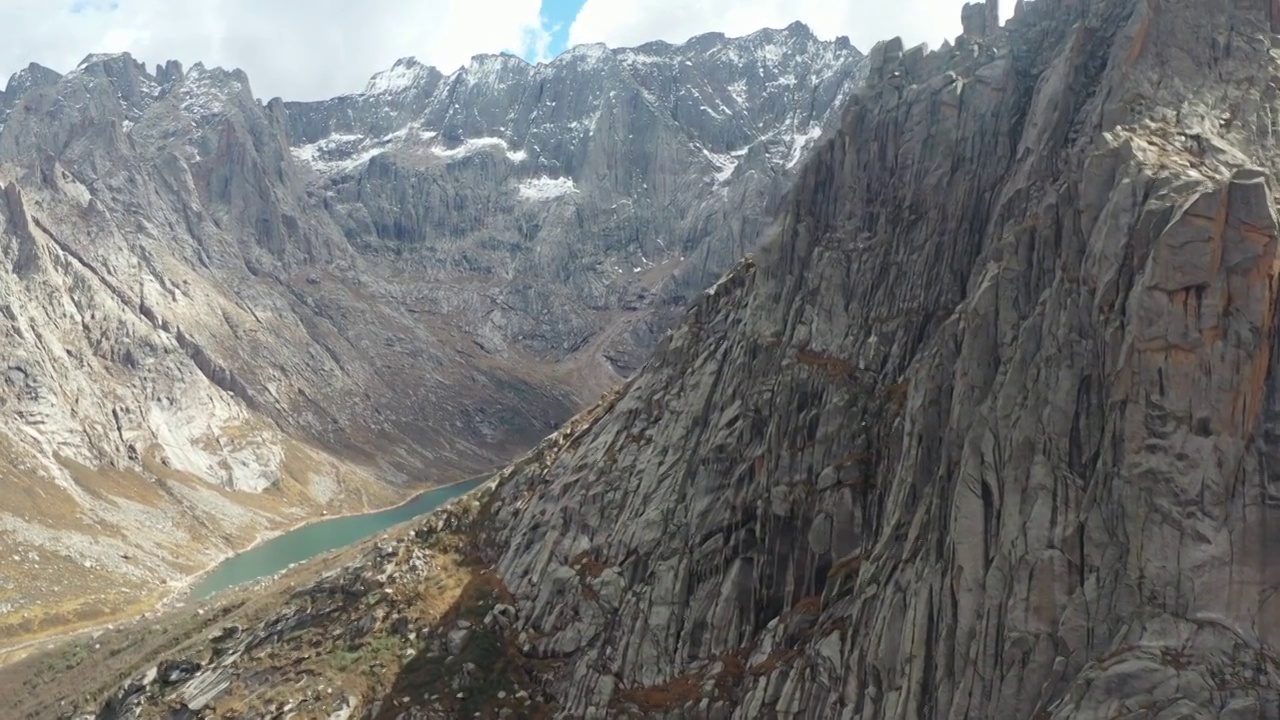 航拍四川阿坝莲宝玉则风景区高山山脉胡泊自然风光视频素材