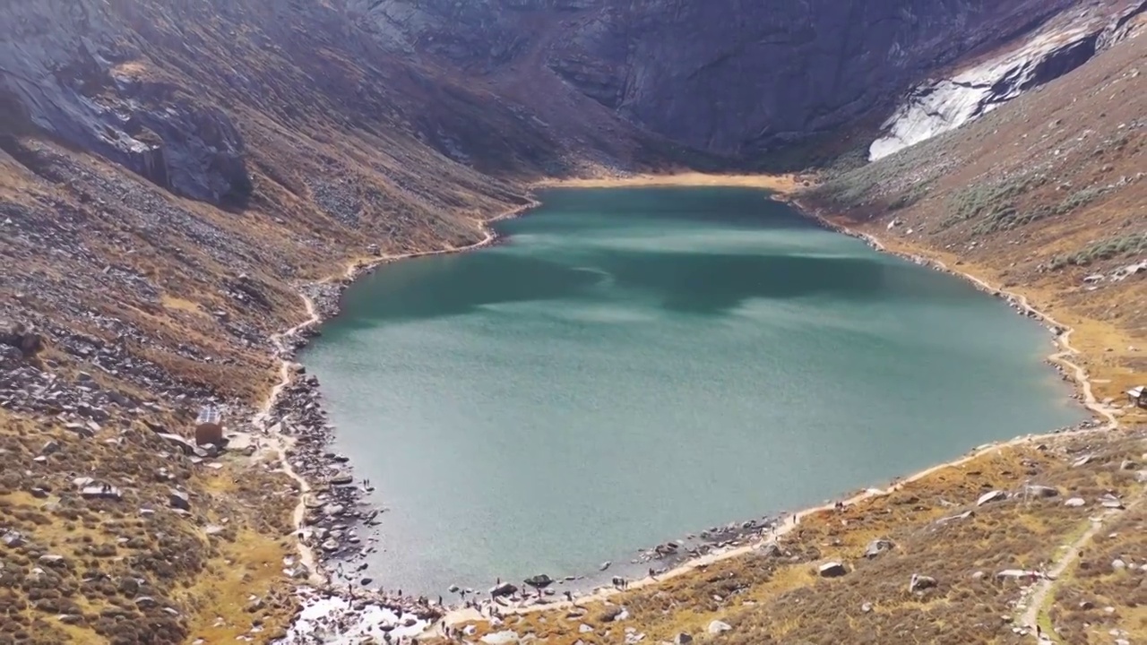 航拍四川阿坝莲宝玉则风景区高山山脉胡泊自然风光视频素材