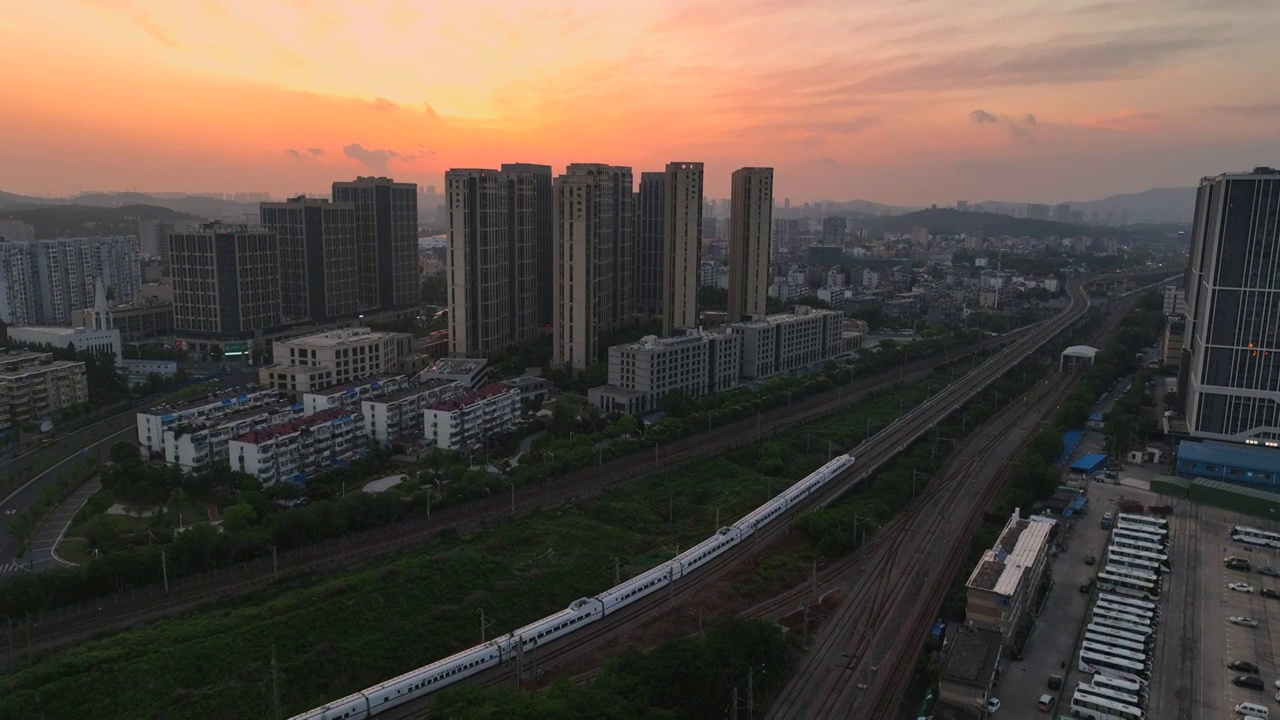 朝霞下的货运列车与客运高铁视频素材