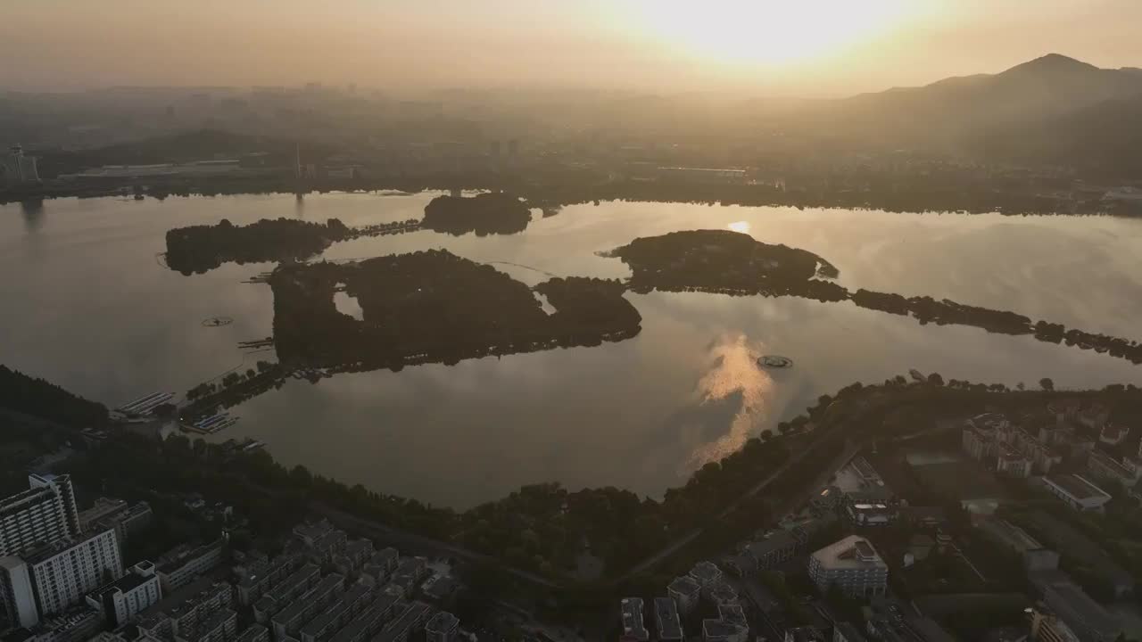 日出下的玄武湖视频素材