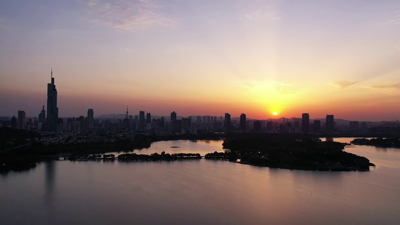 夏季日落时分夕阳下的南京城市天际线和玄武湖湖景风光视频素材