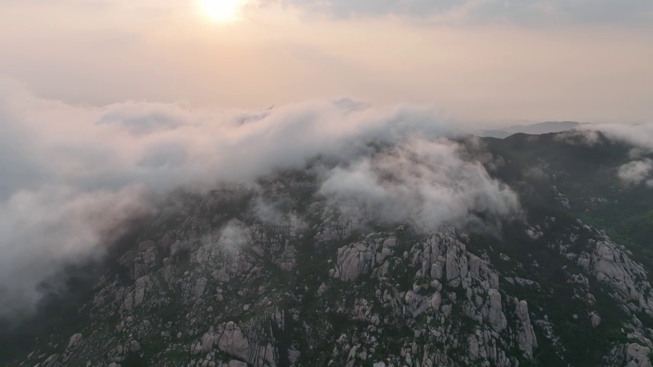 航拍山东青岛崂山自然风景区云雾缭绕山脉日落晚霞视频素材