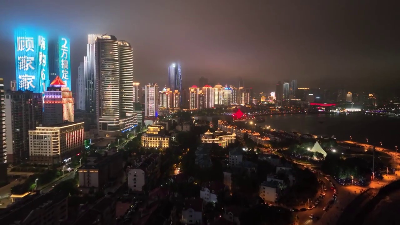 航拍山东青岛城市风光夜景灯光车流平流雾视频素材