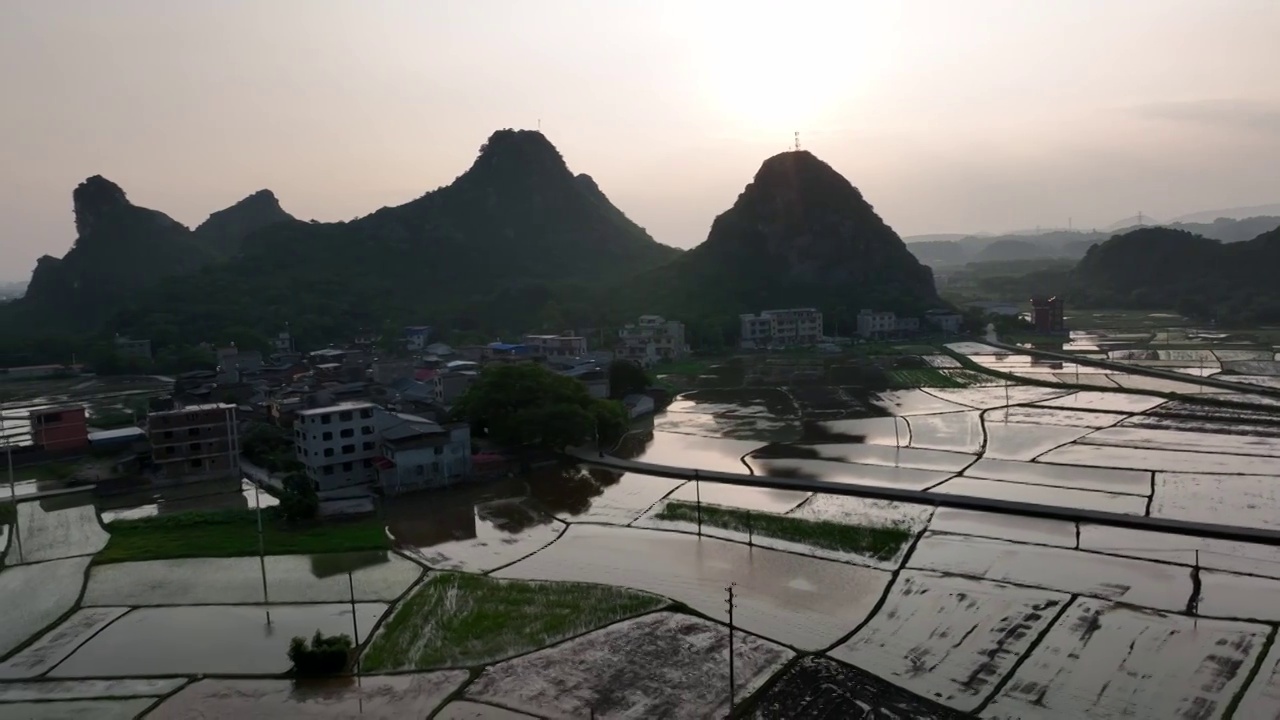 傍晚日落时分山边的村庄和灌满水的稻田视频素材