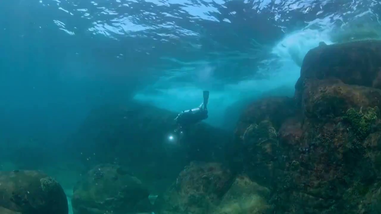 水下摄影师拍摄记录中国南海海洋水下世界视频素材