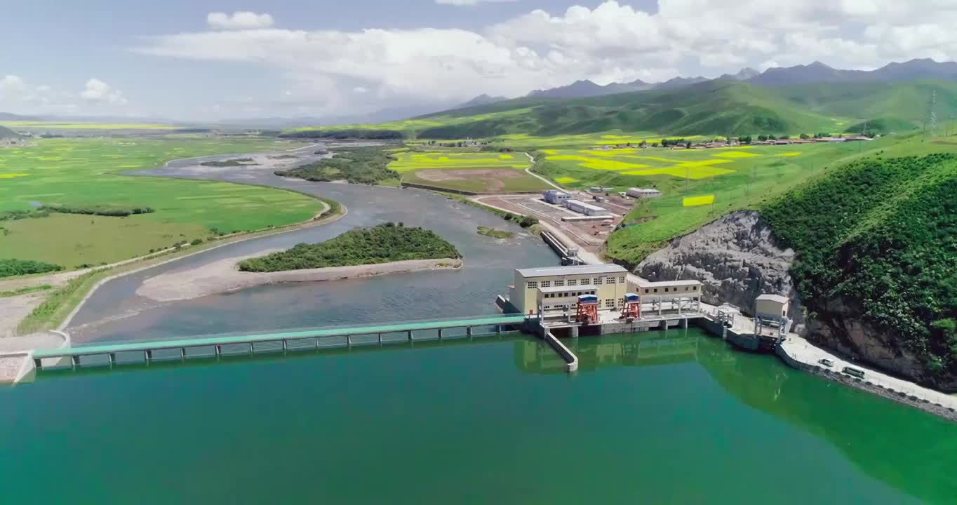 青海高原上的河流和水电站视频素材