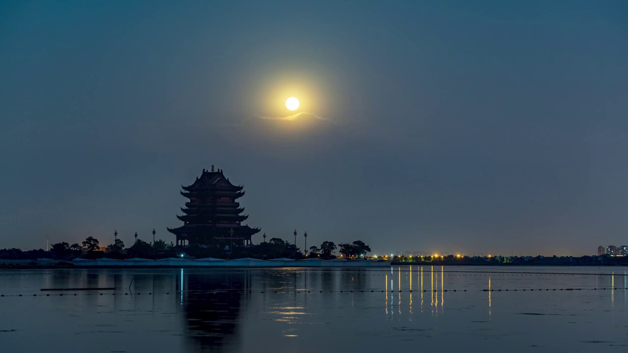 苏州园区阳澄湖重元寺雷电与圆月视频素材