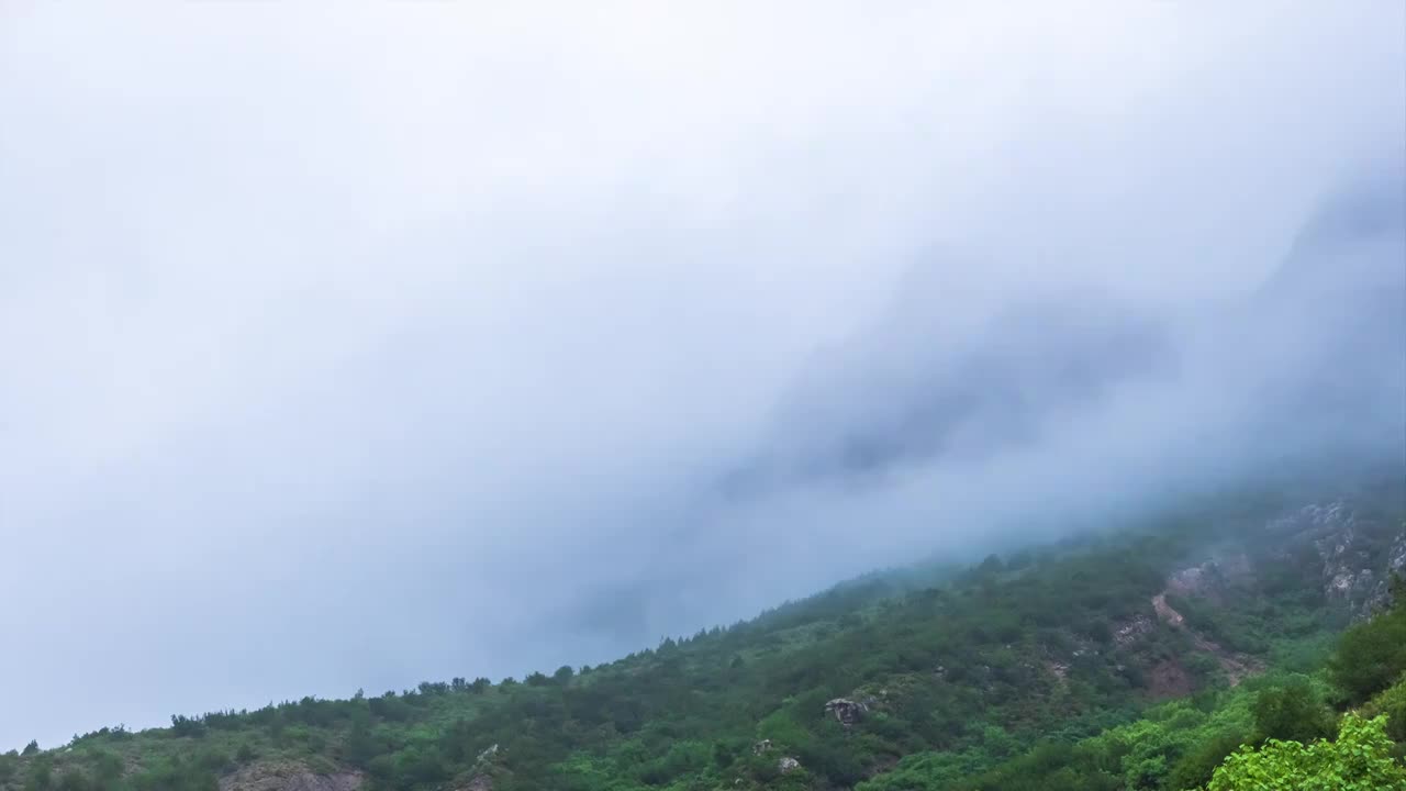 晨曦云雾飘渺中的司马台长城视频素材