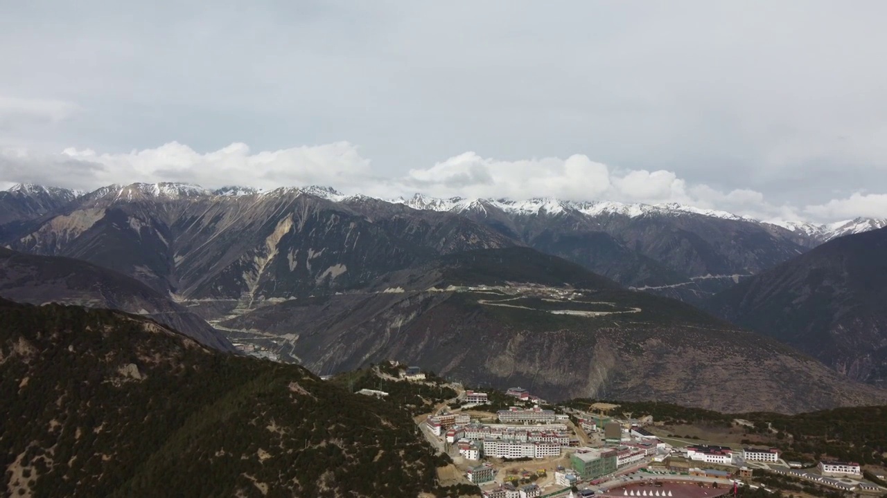 雪山山腰的村庄酒店视频素材