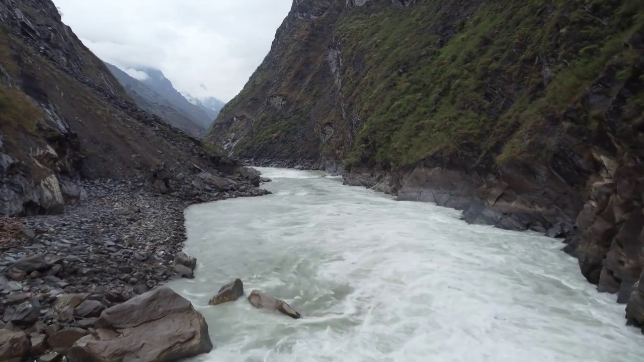 虎跳峡贴近水面顺流飞行视频素材