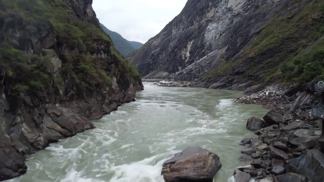 虎跳峡湍流逆行直飞视频素材