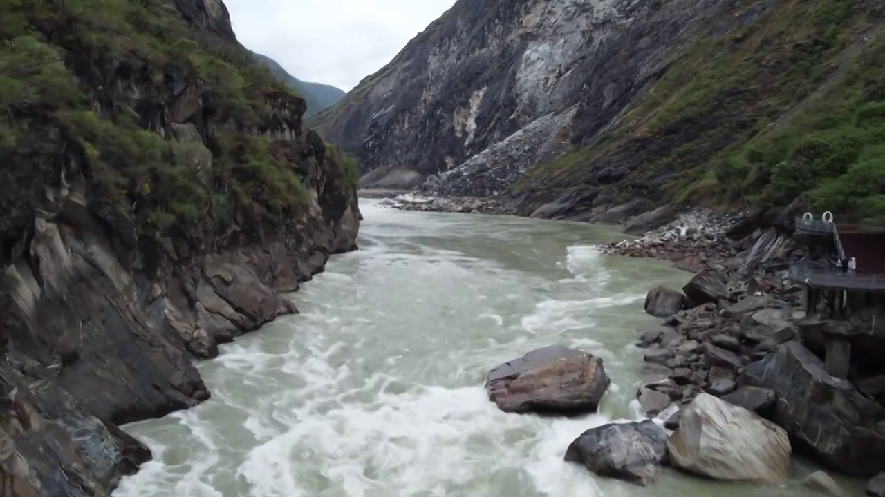 迎着虎跳峡激流浪花直面飞行视频素材