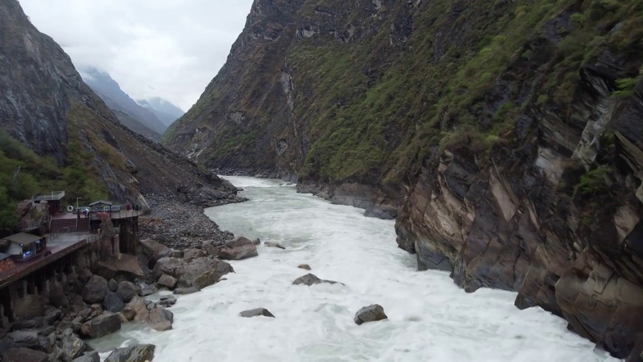 虎跳峡湍流上直飞视频素材