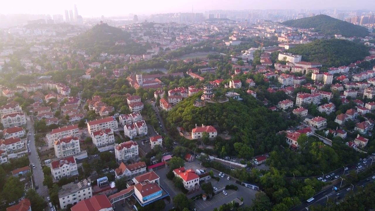 航拍青岛老城区红瓦绿树别墅区欧式建筑视频素材