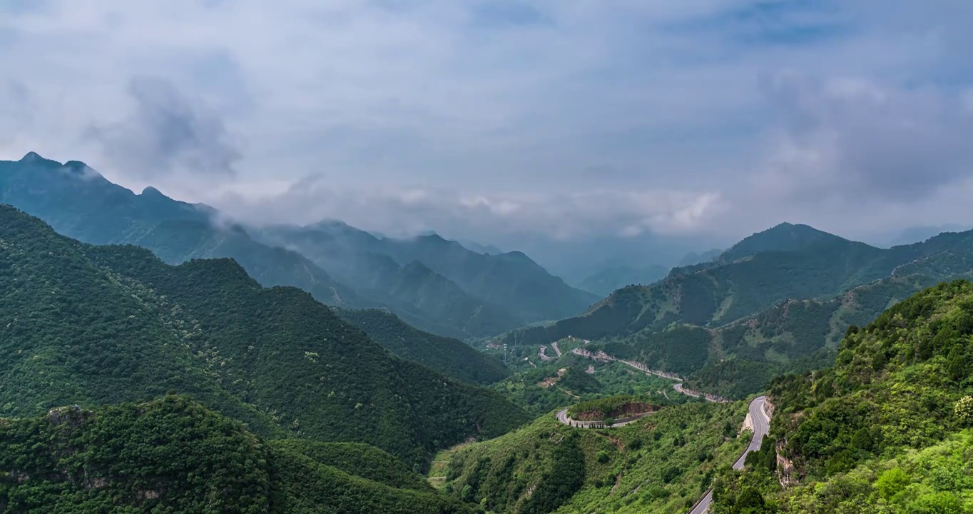 北京房山山谷迎面而来的云雾延时视频视频素材