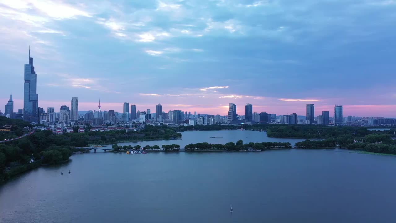 黄昏时分晚霞中的南京玄武湖公园湖景风光视频素材