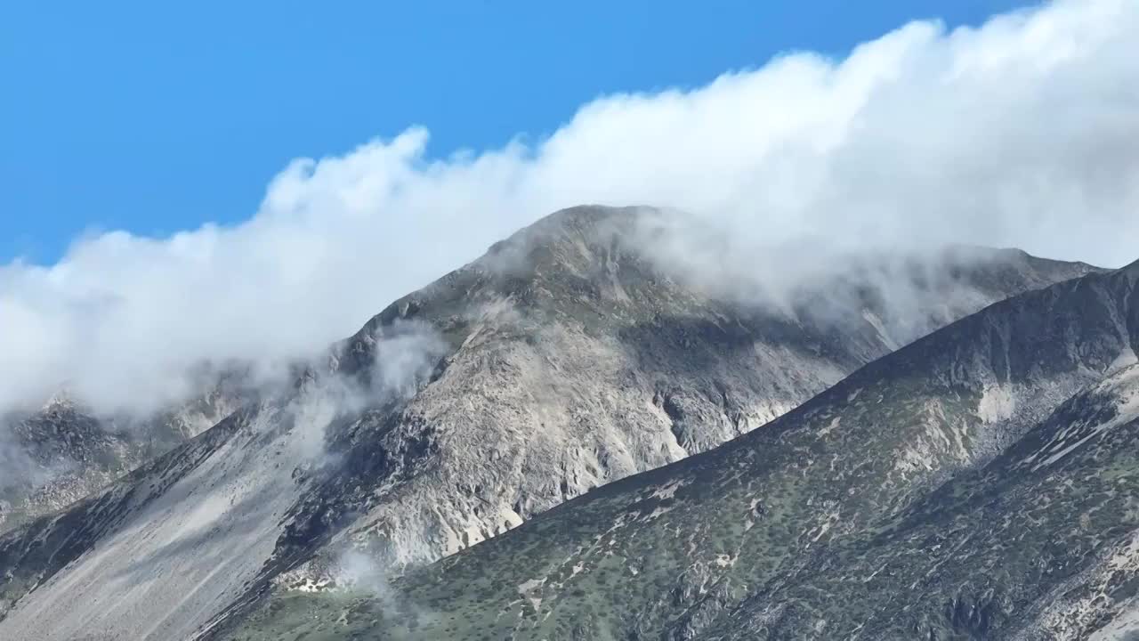 航拍四川甘孜高山草原雪山云雾景观视频素材