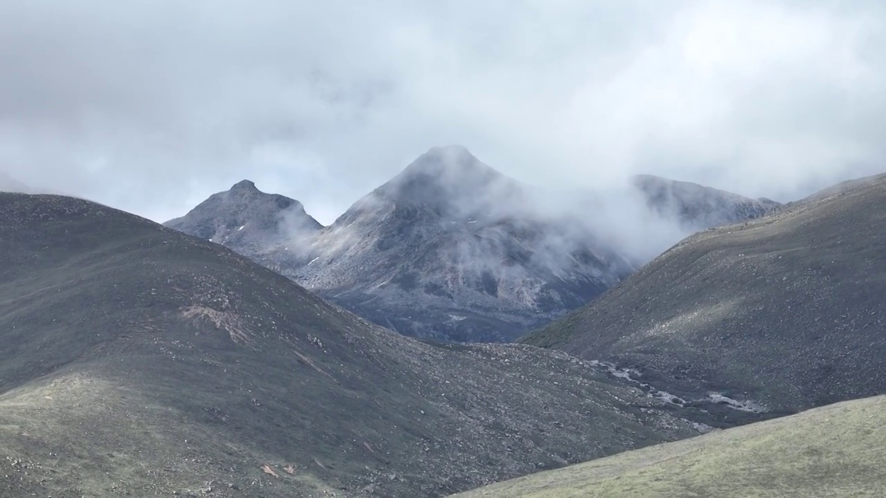 航拍四川甘孜高山草原雪山云雾景观视频素材