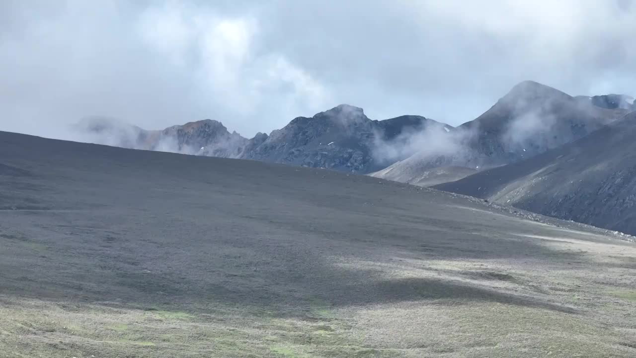 航拍四川甘孜高山草原雪山云雾景观视频素材