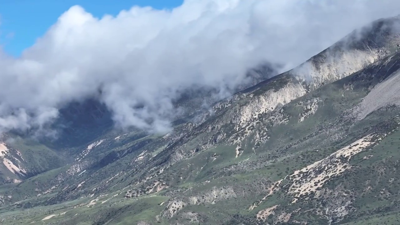 航拍四川甘孜高山草原雪山云雾景观视频素材