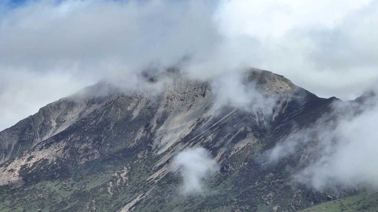 航拍四川甘孜高山草原雪山云雾景观视频素材