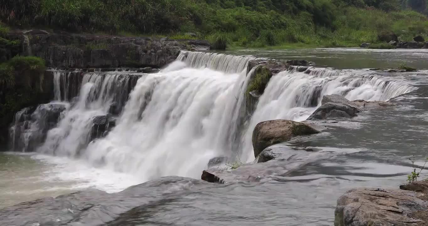 江南雨季雨后湍急的溪流视频素材