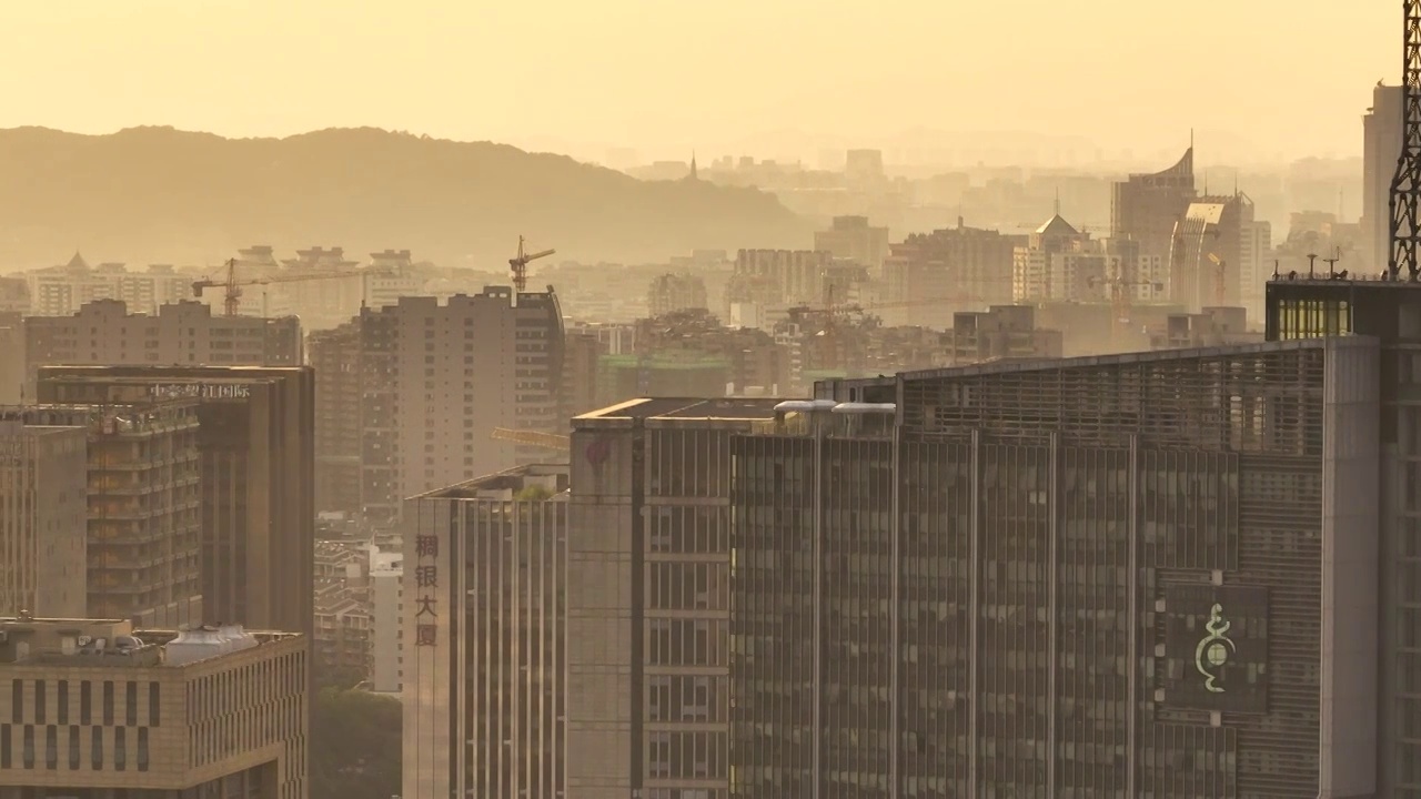 航拍黄昏下的杭州城市风景视频素材