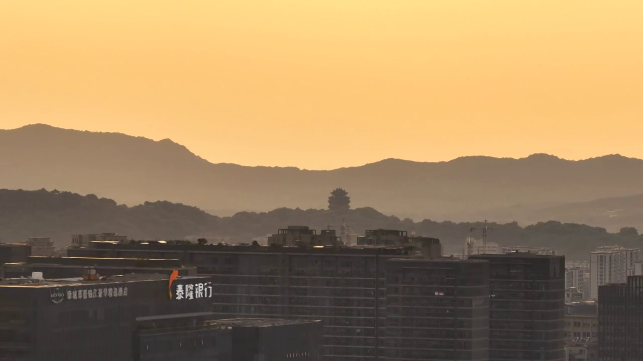 航拍黄昏下的杭州城市风景视频素材