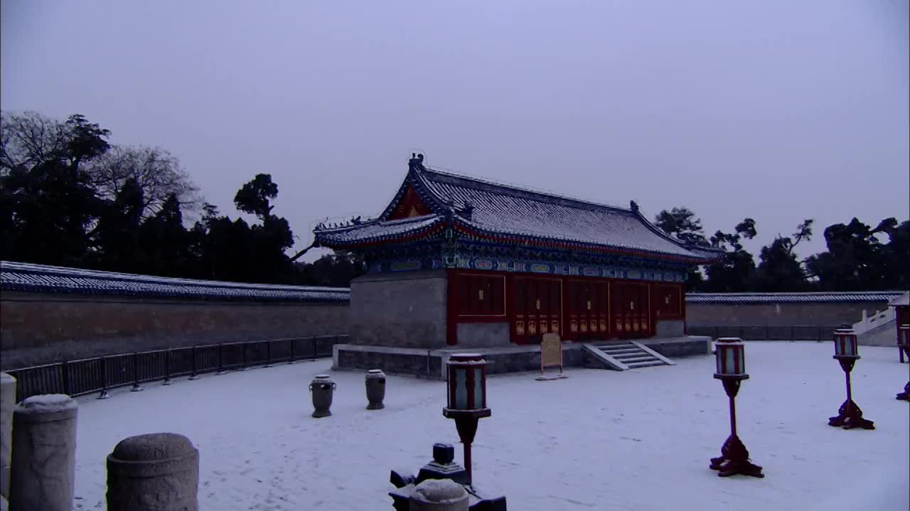 北京天坛雪景皇穹宇滑轨镜头视频素材