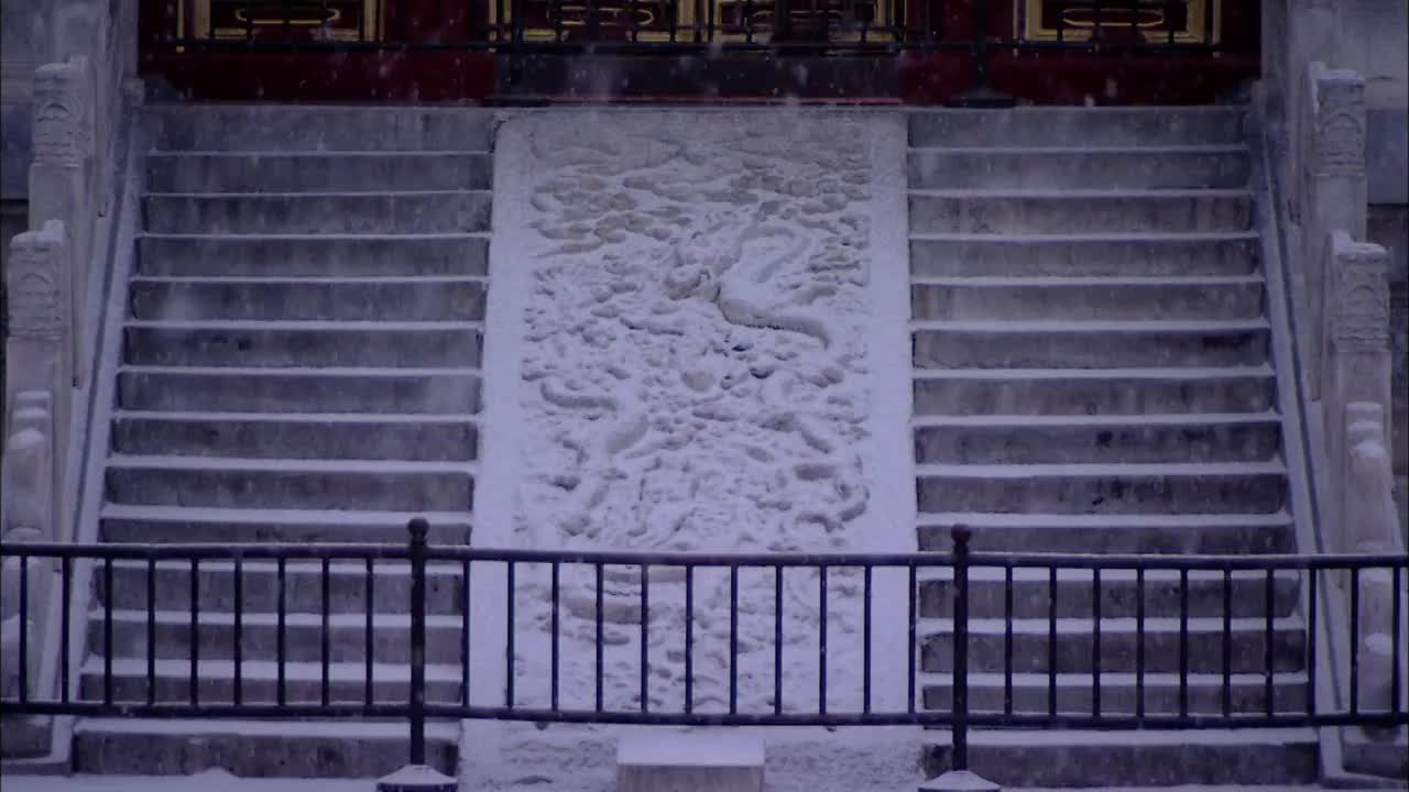 北京天坛雪景皇穹宇滑轨镜头视频素材