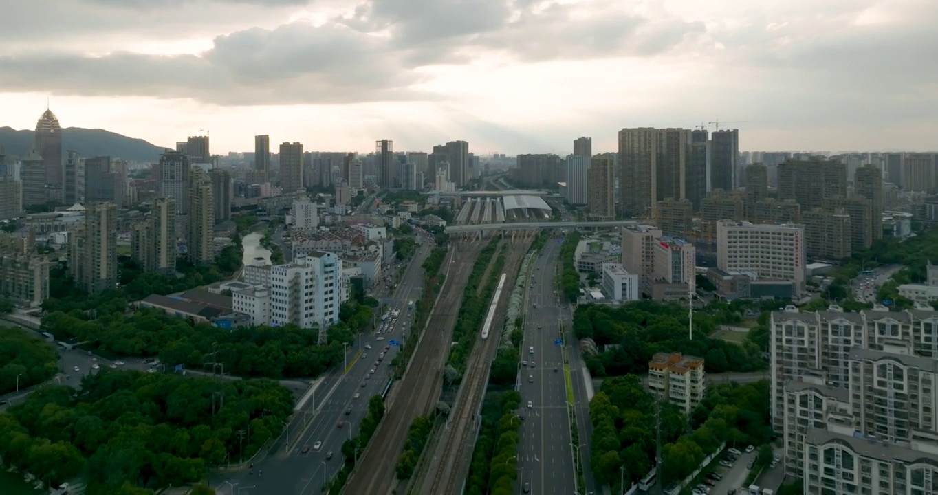 长三角地区沪宁线无锡市火车站一列和谐号高铁进站画面视频素材